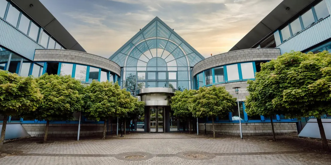 BIG Möbel Gebäude